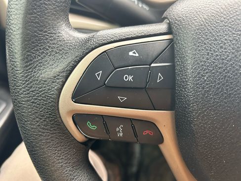 Used 2014 Jeep Cherokee Sport image 18