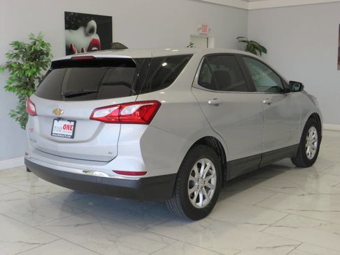 Used 2021 Chevrolet Equinox LT w/ Driver Convenience Package image 3