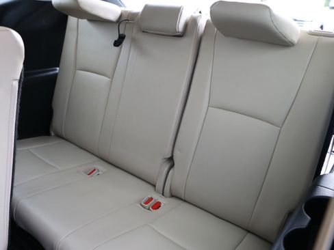 Used 2023 Toyota Highlander XLE FWD image 32
