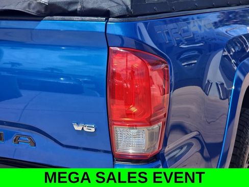Used 2017 Toyota Tacoma TRD Sport AWD/4WD image 39