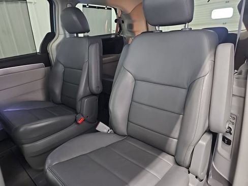 Used 2009 Volkswagen Routan SEL Premium FWD image 38