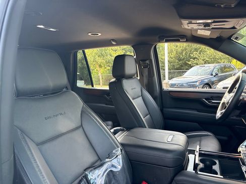 Used 2025 GMC Yukon Denali AWD/4WD image 13