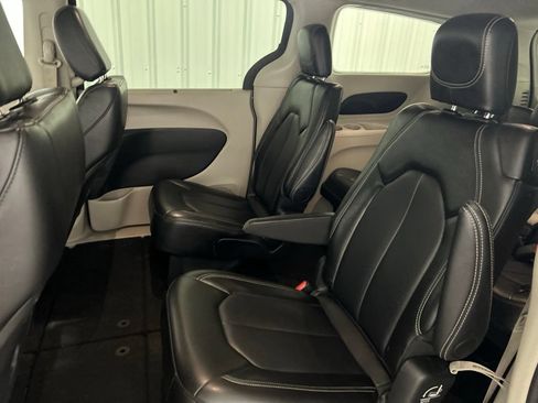 Used 2024 Chrysler Pacifica Touring-L FWD image 14