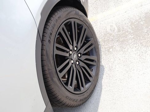 Used 2018 Land Rover Discovery HSE AWD/4WD image 39