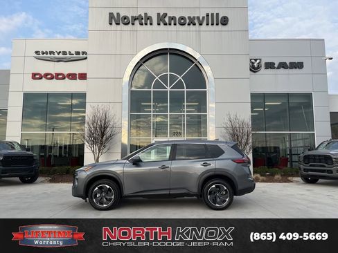 Used 2025 Nissan Rogue SV image 2