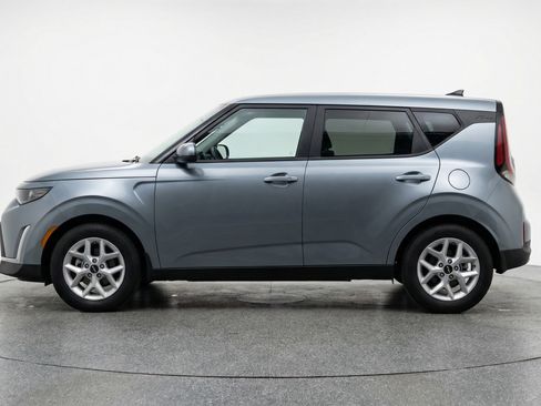 Used 2025 Kia Soul LX w/ LX Technology Package FWD image 5