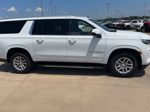 Used 2024 Chevrolet Suburban LT RWD image 2
