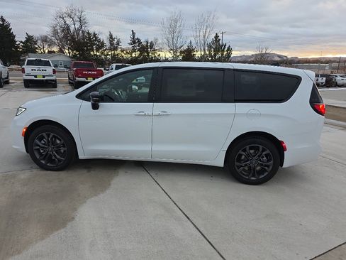New 2026 Chrysler Pacifica Select image 8