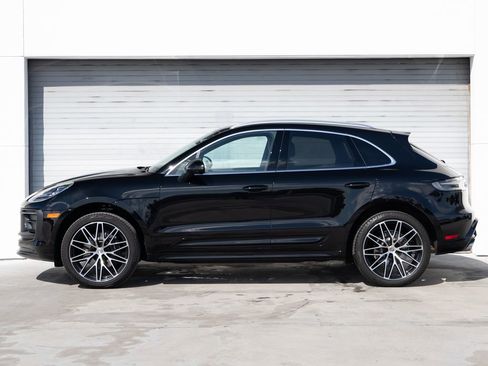 Certified 2025 Porsche Macan image 2