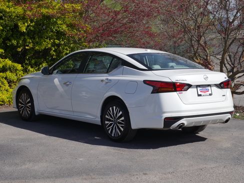 Used 2024 Nissan Altima 2.5 SV w/ SV Premium Package image 17