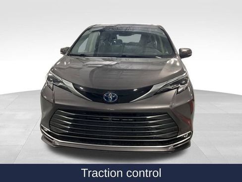 Used 2021 Toyota Sienna Platinum FWD image 2