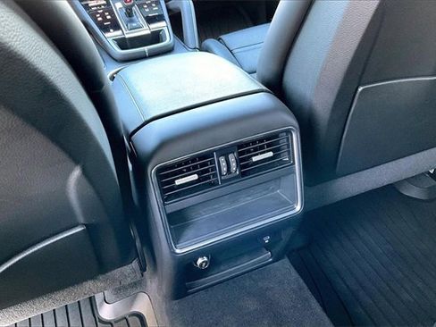 Used 2022 Porsche Cayenne image 10