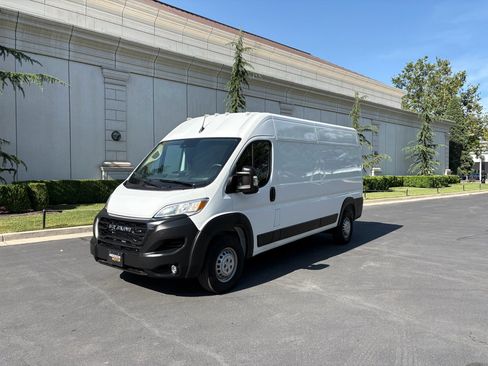 Used 2025 RAM ProMaster 2500 w/ Convenience Group image 3
