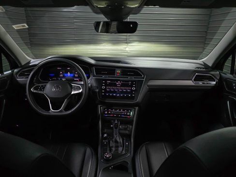 Used 2024 Volkswagen Tiguan SE w/ Panoramic Sunroof Package image 11