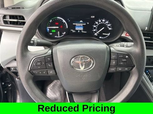 Used 2025 Toyota Sienna LE FWD image 16