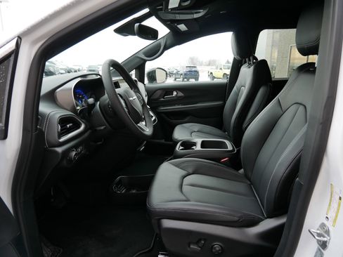 New 2026 Chrysler Pacifica Select image 5