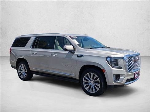 Used 2023 GMC Yukon XL Denali AWD/4WD image 3