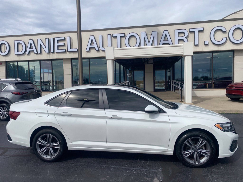 Used 2024 Volkswagen Jetta SE w/ Panoramic Sunroof Package FWD image 2