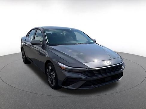 Used 2025 Hyundai Elantra SEL image 3