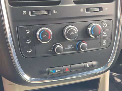 Certified 2019 Dodge Grand Caravan SXT image 31