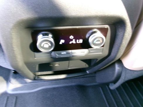 Used 2025 Buick Enclave Preferred AWD/4WD image 12