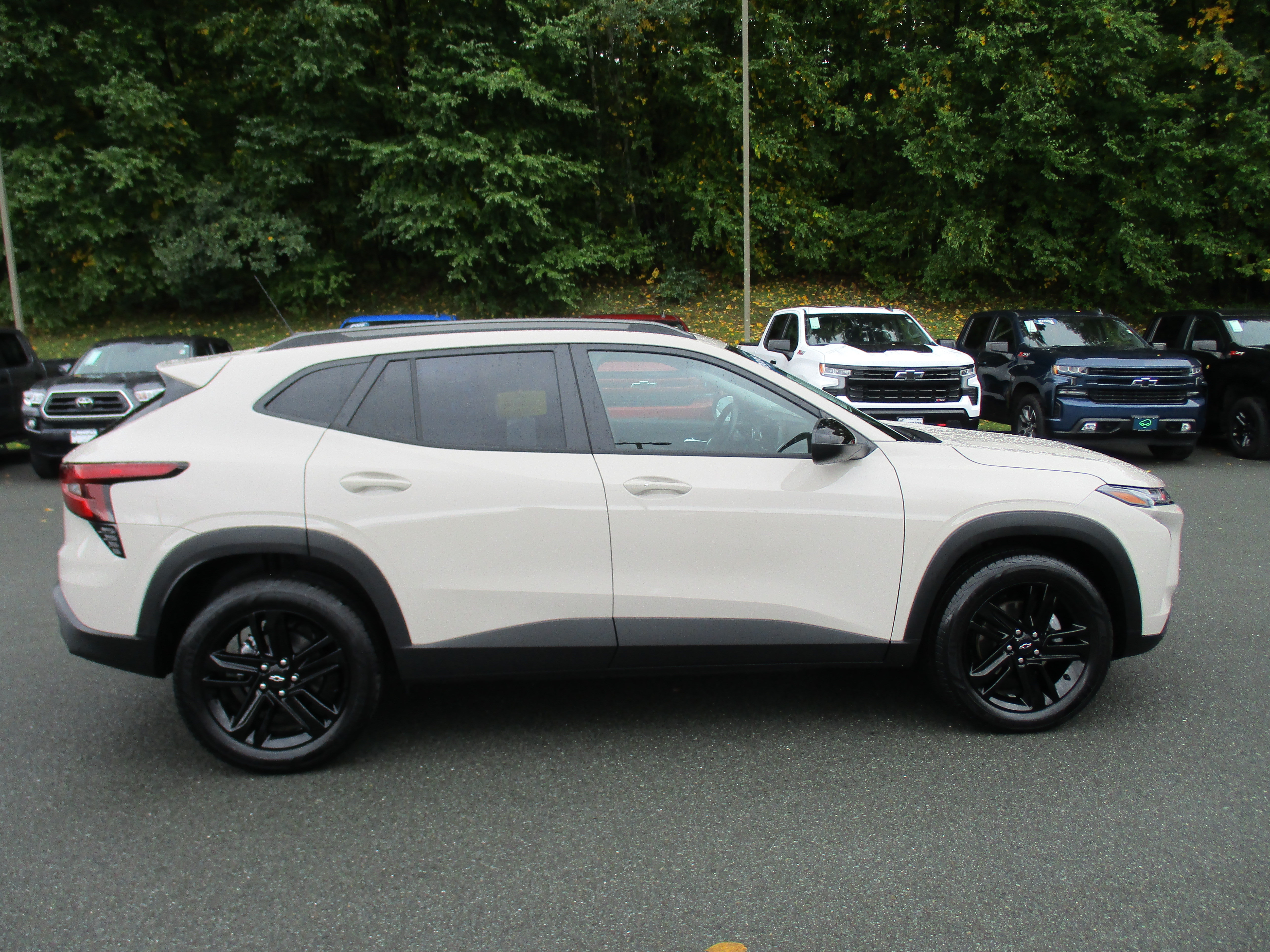 Used 2026 Chevrolet Trax ACTIV w/ Sunroof Package FWD image 4
