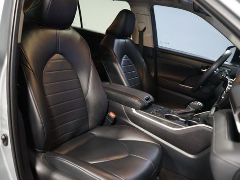 Certified 2024 Toyota Highlander XLE image 29