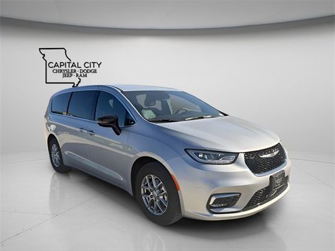 New 2026 Chrysler Pacifica Select image 3
