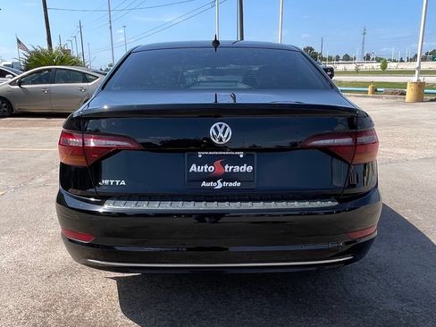 Used 2019 Volkswagen Jetta SE w/ Cold Weather Package FWD image 9