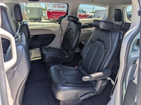Used 2023 Chrysler Pacifica Touring-L FWD image 15