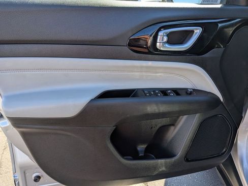 Used 2025 Jeep Compass Limited image 11