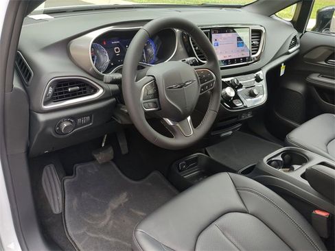 New 2025 Chrysler Voyager LX image 29