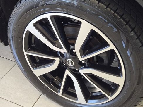 Used 2019 Nissan Rogue SL w/ Premium Package image 16