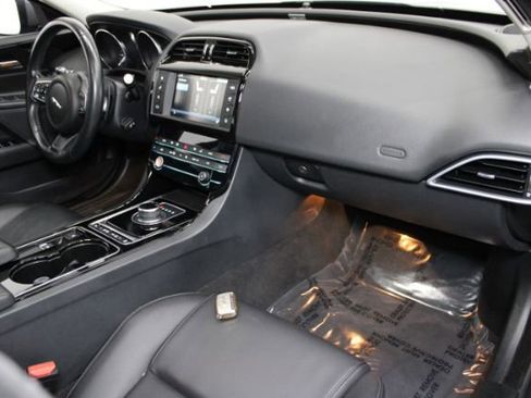 Used 2017 Jaguar XE Premium image 24