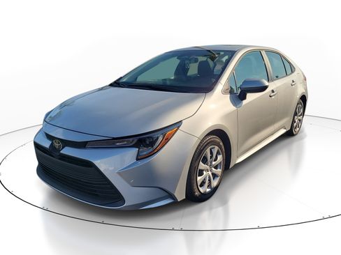 Used 2025 Toyota Corolla LE FWD image 3