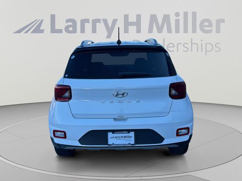 Certified 2024 Hyundai Venue Limited FWD image 5