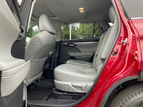 Used 2023 Toyota Highlander Limited image 7