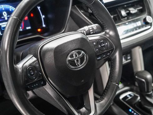 Used 2025 Toyota Corolla Cross XLE w/ Convenience Package FWD image 21