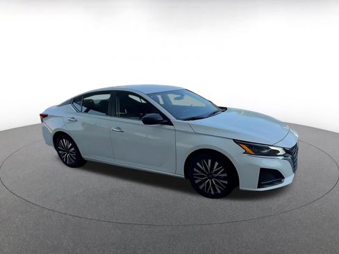 Used 2025 Nissan Altima 2.5 SV FWD image 2