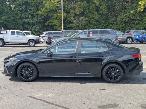 Used 2025 Toyota Camry SE image 4