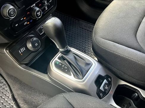 Used 2022 Jeep Renegade Latitude w/ Convenience Group AWD/4WD image 17