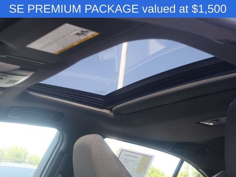 Used 2020 Toyota Corolla SE w/ SE Premium Package FWD image 4