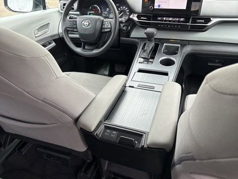 Used 2025 Toyota Sienna LE FWD image 32