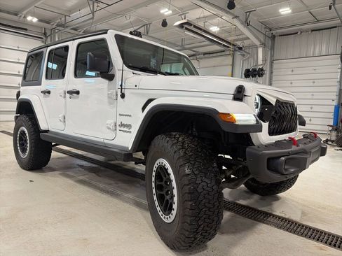 Used 2018 Jeep Wrangler Unlimited Sahara image 16