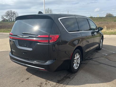 Used 2025 Chrysler Pacifica Select FWD image 5