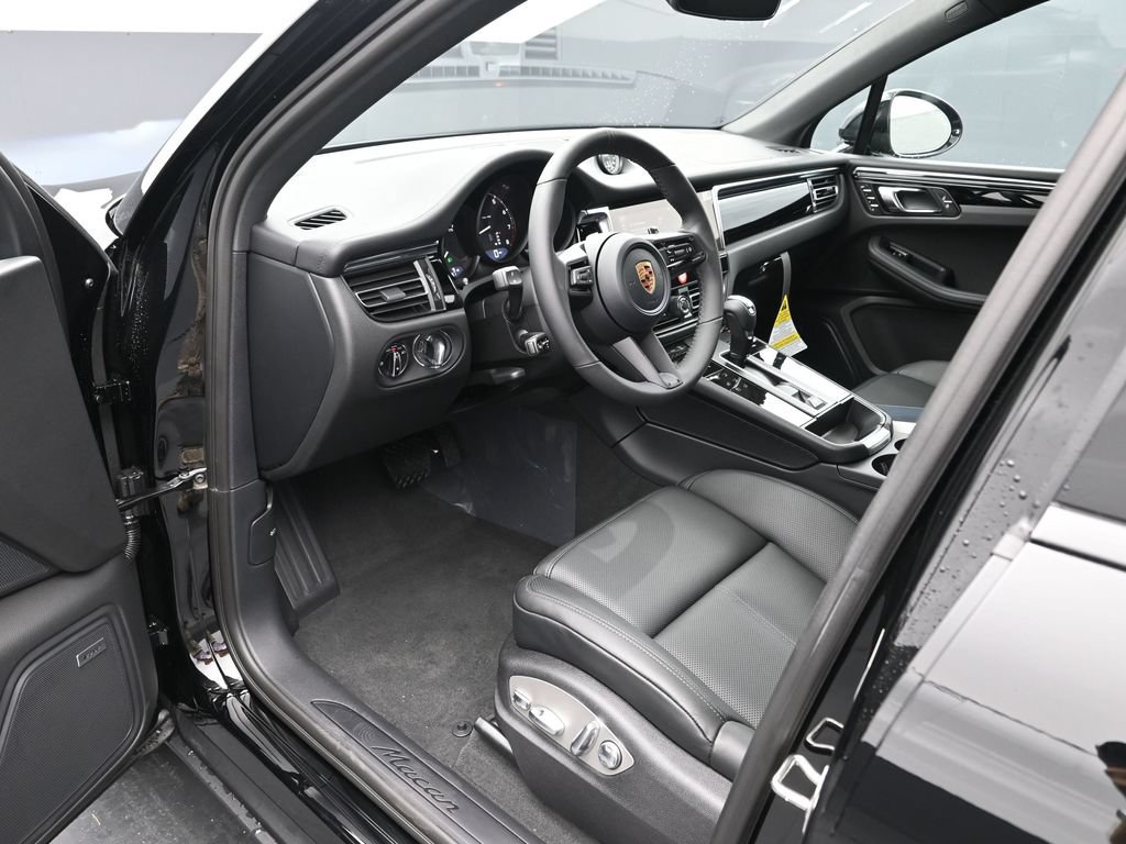 Certified 2026 Porsche Macan AWD/4WD image 4