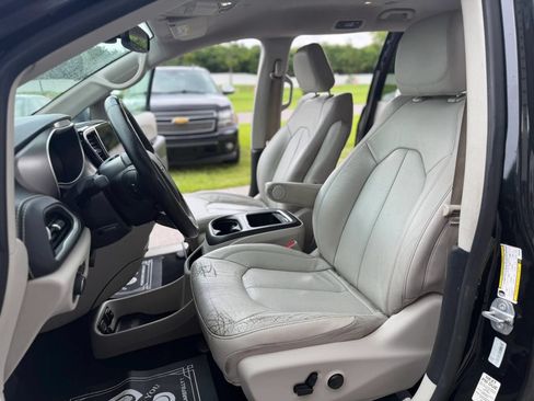Used 2021 Chrysler Pacifica Touring-L FWD image 12
