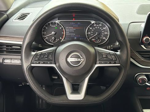 Used 2025 Nissan Altima 2.5 SV FWD image 4