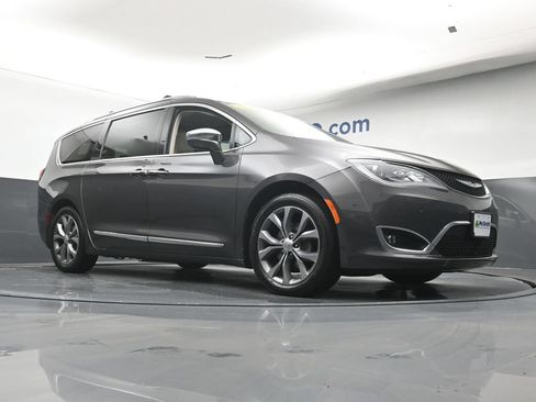 Used 2020 Chrysler Pacifica Limited w/ Tire & Wheel Group FWD image 29