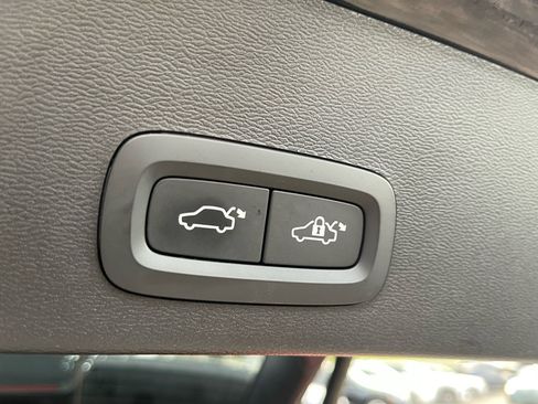 Used 2023 Volvo XC40 B5 Plus image 23